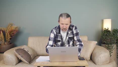 Hombre-Concentrado-Trabajando-En-La-Computadora-Portátil.